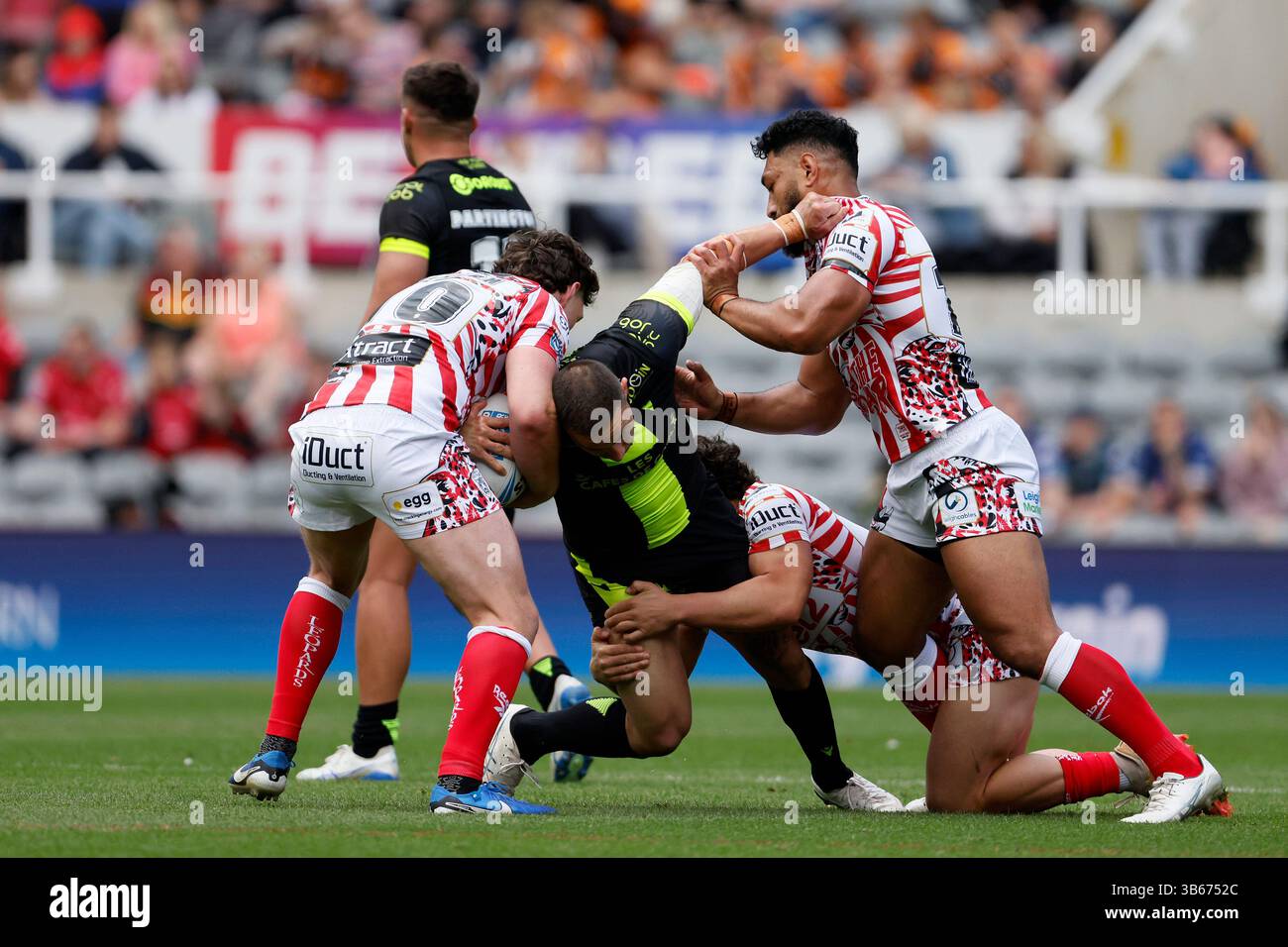 Elliott Whitehead dei Catalans Dragons viene placcato durante il Betfred Super League Match a St James' Park, Newcastle upon Tyne. Data foto: Sabato 3 maggio 2025. Foto Stock