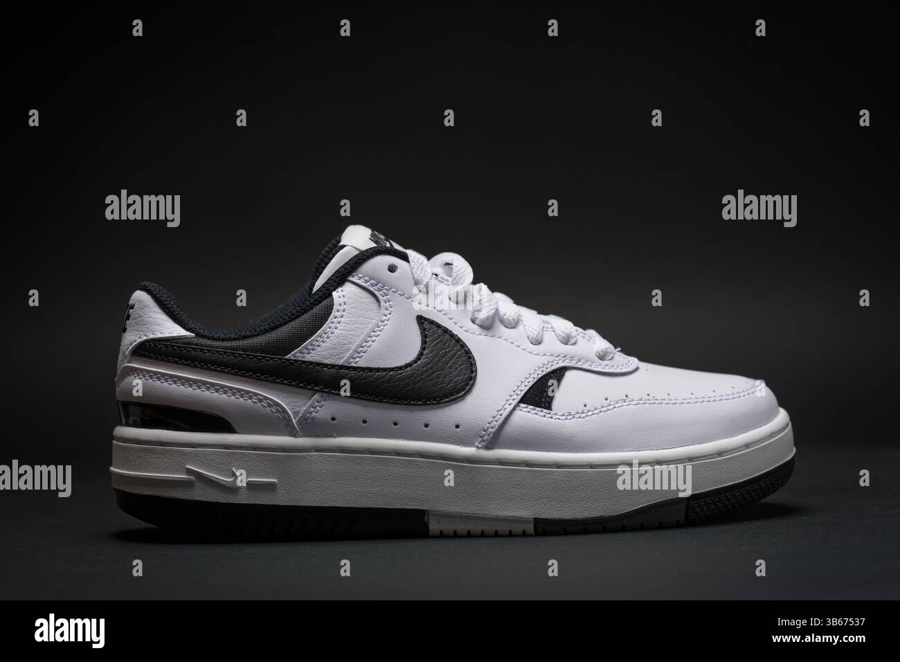 Antalya, Turchia - 15 aprile 2025: Sneakers Nike gamma Force bianche su sfondo nero Foto Stock