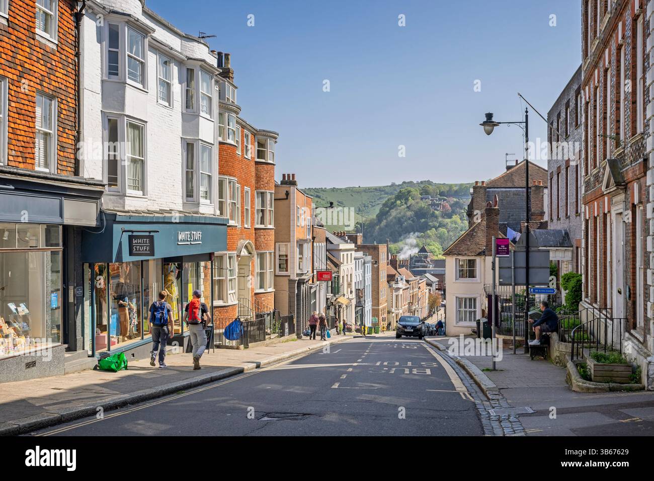 Vista dalla Lewes High Street verso il fiume Ouse a Lewes, Sussex, Regno Unito, il 29 aprile 2025 Foto Stock