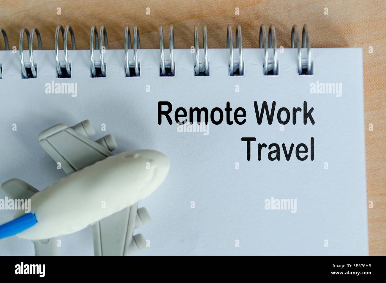 Testo Remote Work Travel su blocco note bianco. Pianificazione dei viaggi ecologici e consapevolezza ambientale. Foto Stock