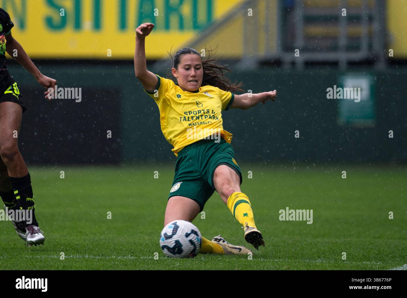Sittard, Paesi Bassi. 3 maggio 2025. Sittard, Paesi Bassi, 3 maggio 2025: Isabel Kopp (26 fortuna Sittard Vrouwen) scivola per la palla durante la partita Azerion Vrouwen Eredivisie tra fortuna Sittard e PSV al fortuna Sittard Stadion di Sittard, Paesi Bassi (Martin Pitsch/SPP) credito: SPP Sport Press Photo. /Alamy Live News Foto Stock