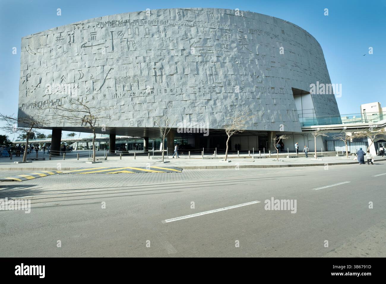 Vista moderna all'aperto sul rinnovato edificio dell'antica Grande Biblioteca di Alessandria, Egitto Foto Stock