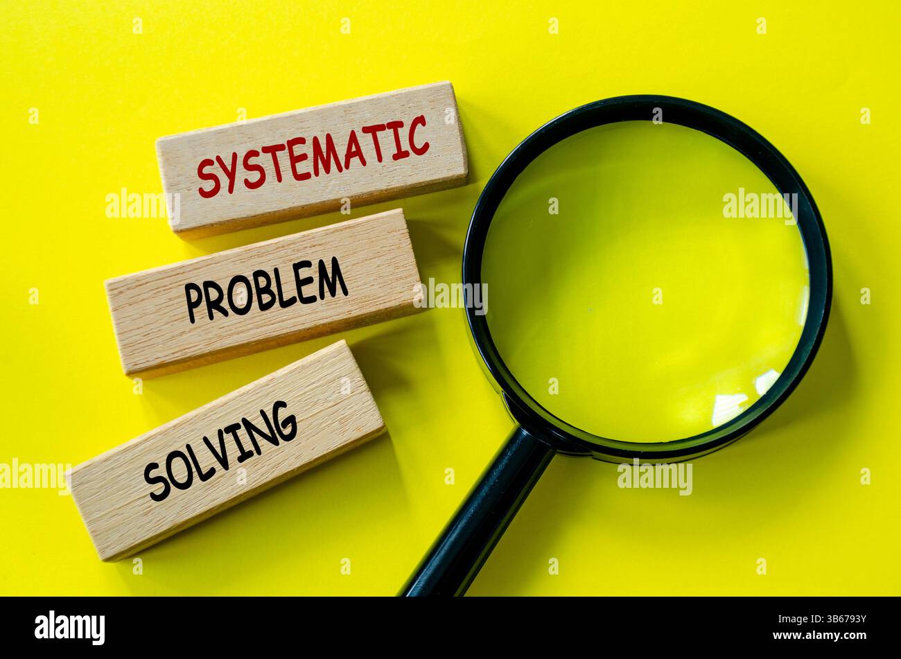 Vista dall'alto del testo sistematico per la risoluzione dei problemi su blocchi di legno con lente d'ingrandimento Foto Stock