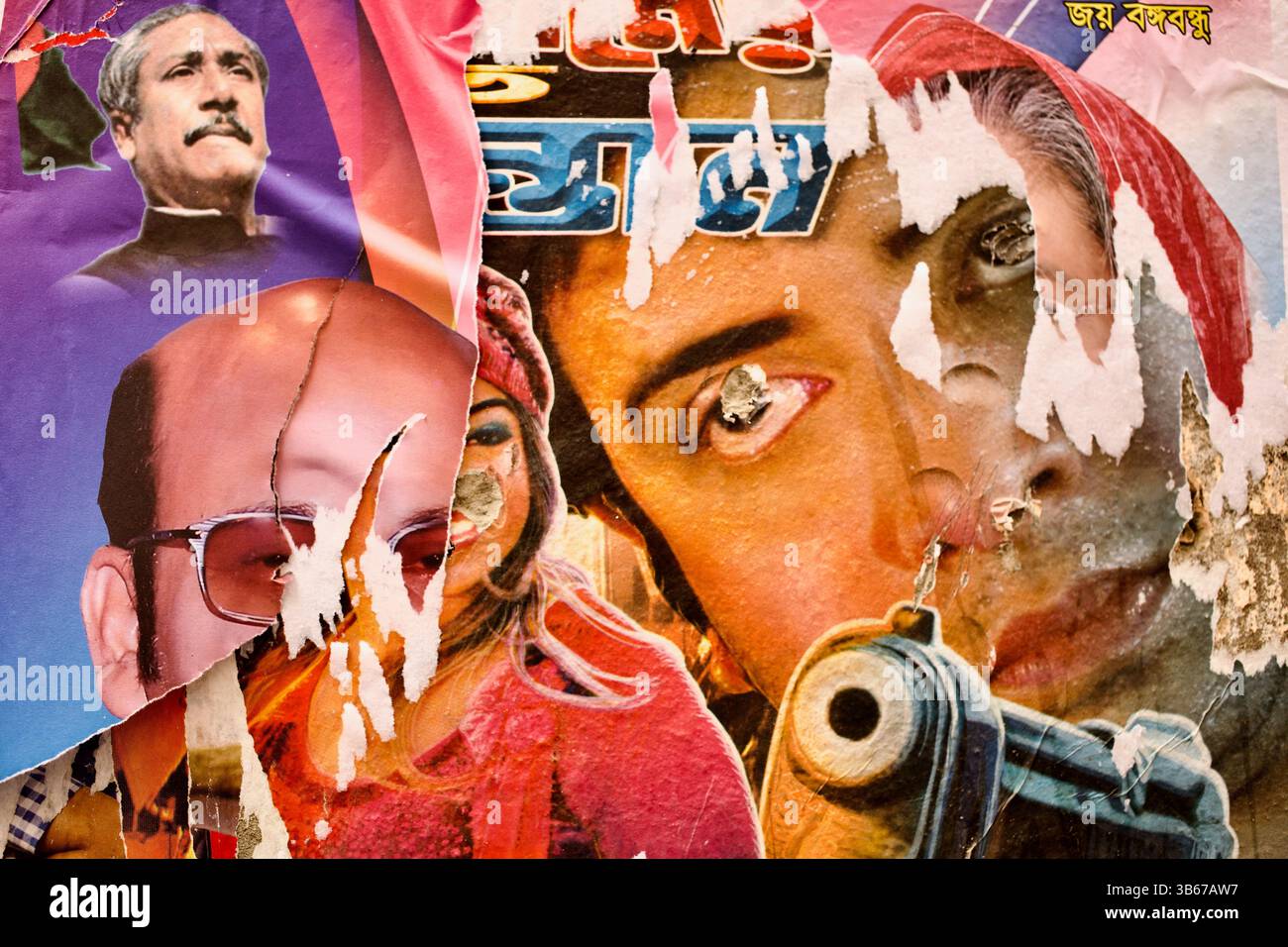 I manifesti di strada lacerati di Dhaka accostano i leader politici con le drammatiche immagini di Dhallywood, rivelando storie stratificate di potere e spettacolo. Foto Stock