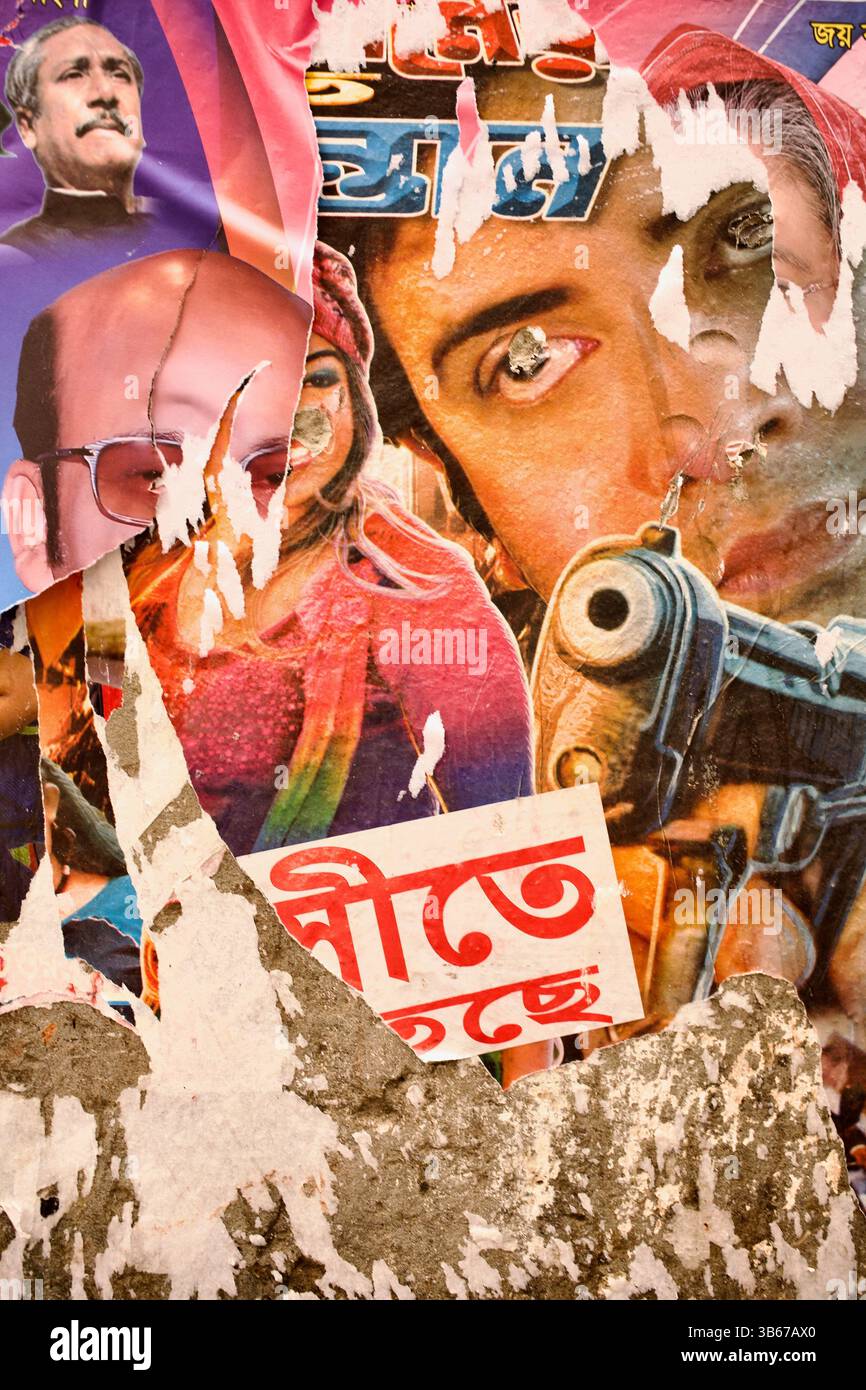 I manifesti di strada lacerati di Dhaka accostano i leader politici con le drammatiche immagini di Dhallywood, rivelando storie stratificate di potere e spettacolo. Foto Stock