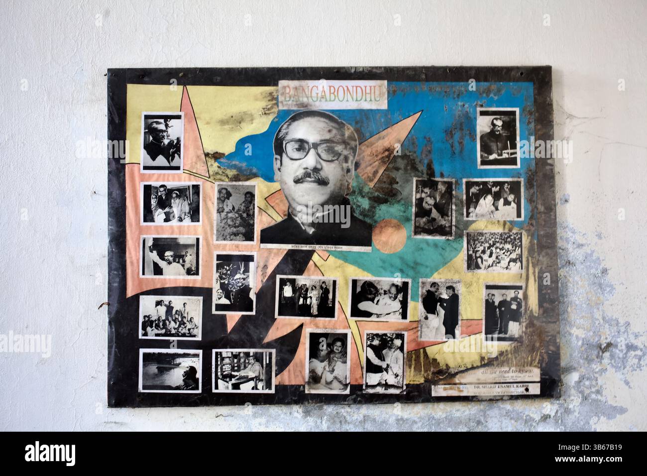Murale sbiadito dello sceicco Mujibur Rahman esposto in un dormitorio dell'Università Jahangirnagar, Savar, Bangladesh. Foto Stock