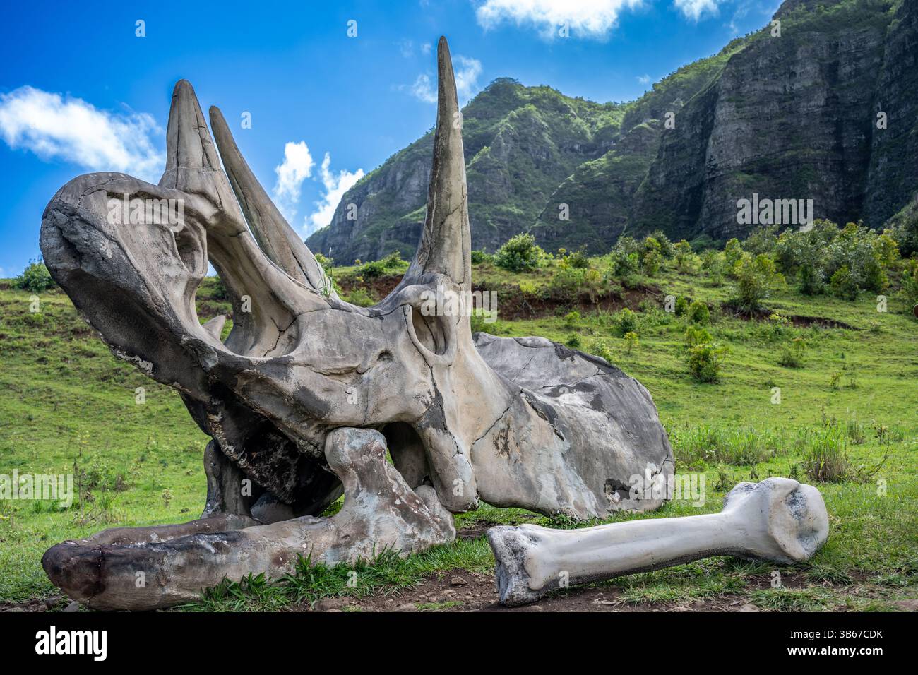 Kualoa Ranch alle Hawaii con triceratops sullo sfondo delle montagne Foto Stock