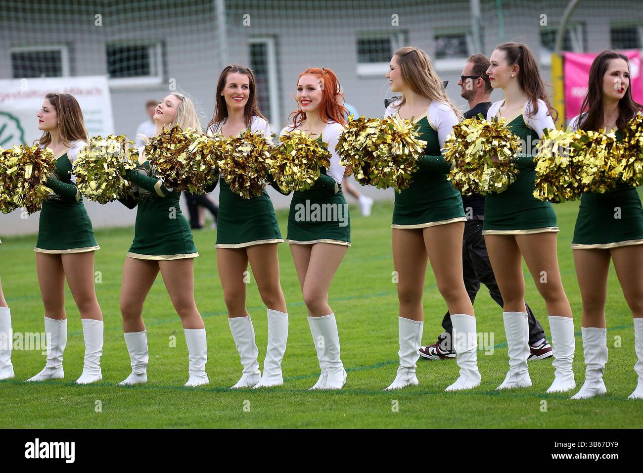 Vienna, Austria. 3 maggio 2025. VIENNA, AUSTRIA - 3 MAGGIO: Danube Dragons Cheerleaders durante la AFL Football League tra Danube Dragons e Swarco Raiders Tirol a Donaufeld Place il 3 maggio 2025 a Vienna, Austria.250503 SEPA 29 041 - 20250503 PD7244 credito: APA-PictureDesk/Alamy Live News Foto Stock