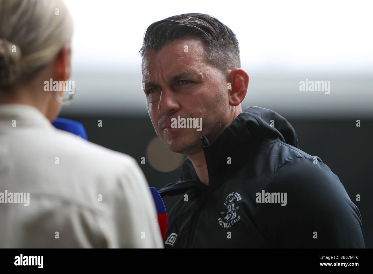 Il manager del Luton Town Matthew Bloomfield è intervistato da Sky Sports prima del match per il titolo EFL tra West Bromwich Albion e Luton Town Foto Stock