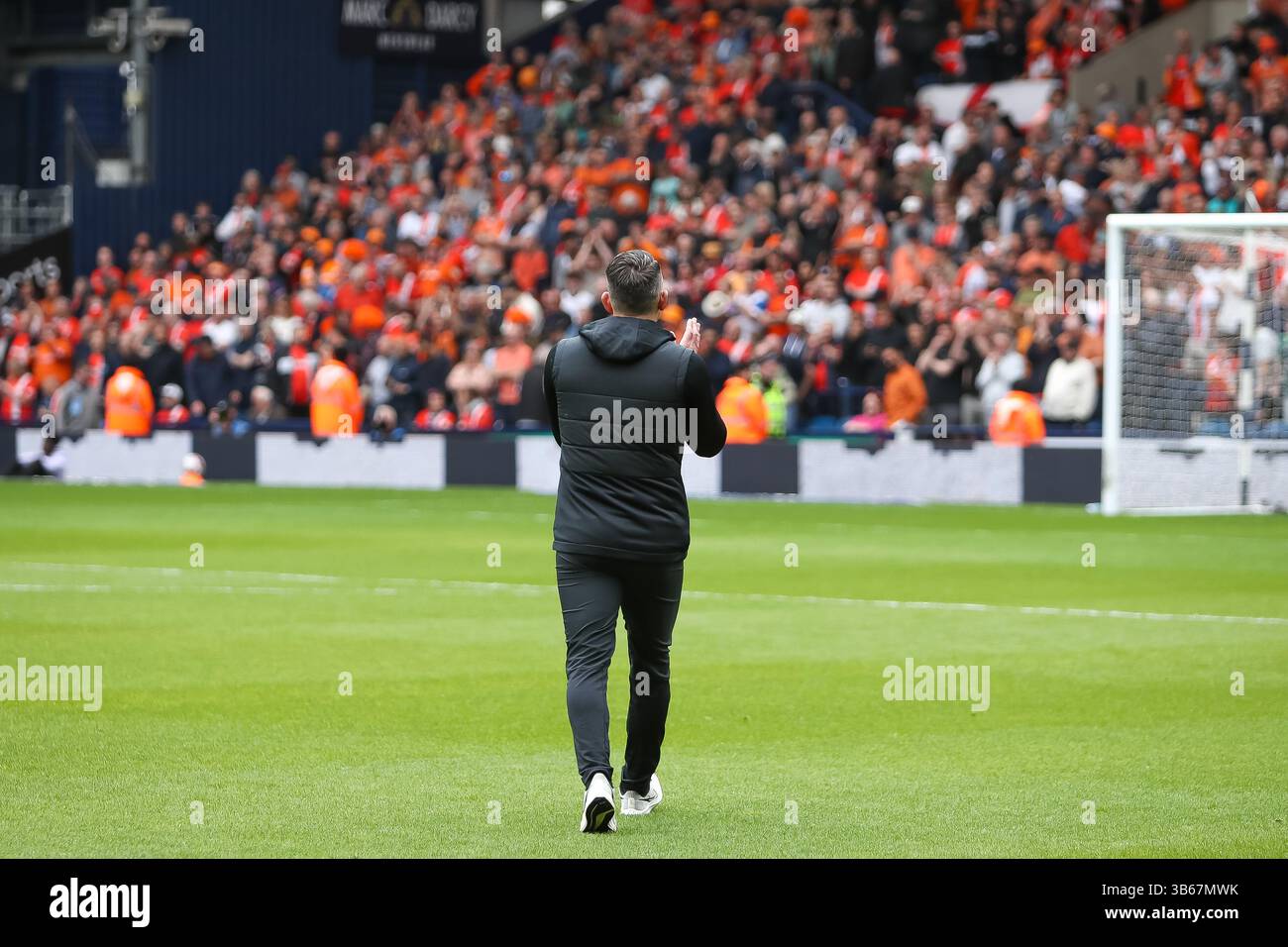 Il manager del Luton Town Matthew Bloomfield batte i tifosi in trasferta prima del match per il titolo EFL tra West Bromwich Albion e Luton Town Foto Stock