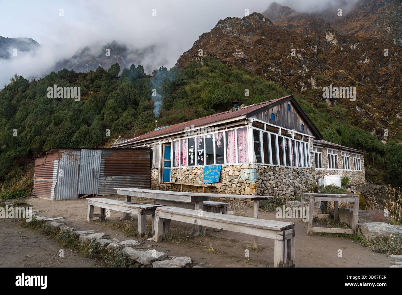 Upper Ghopte, Langtang, Nepal – 21 ottobre 2024: Un negozio di tè e un rifugio per escursionisti al campo superiore sul sentiero di trekking del circuito di Langtang. Foto Stock