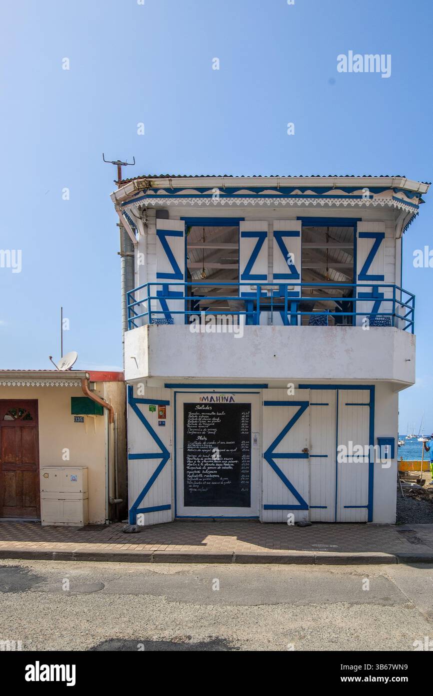 Deshaies, storici edifici in legno caraibici in una strada a Guadalupa, Caraibi, Antille francesi Foto Stock