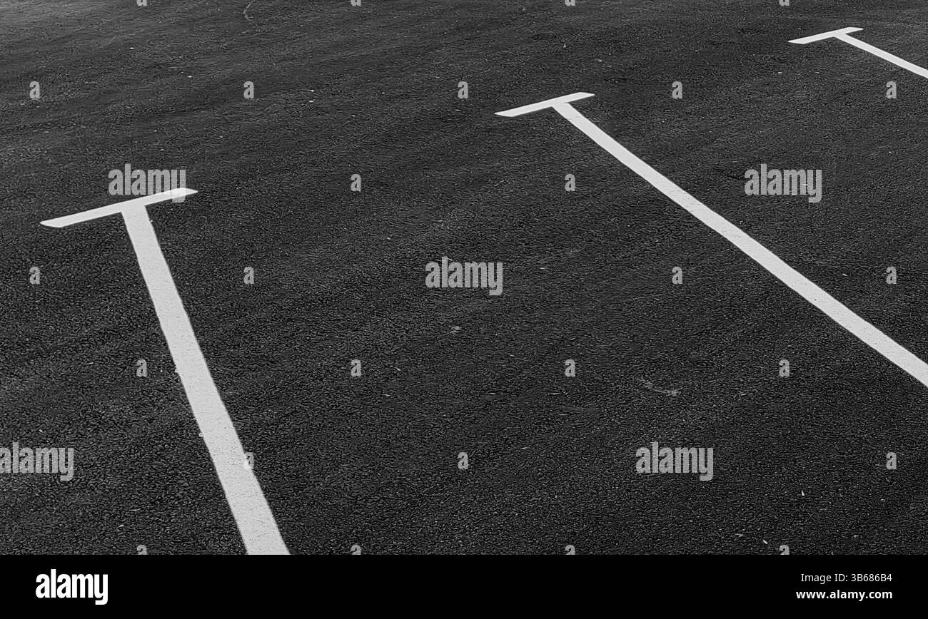 Minimalismo urbano: Parcheggio vuoto. Bianco e nero, contrasto. Foto Stock