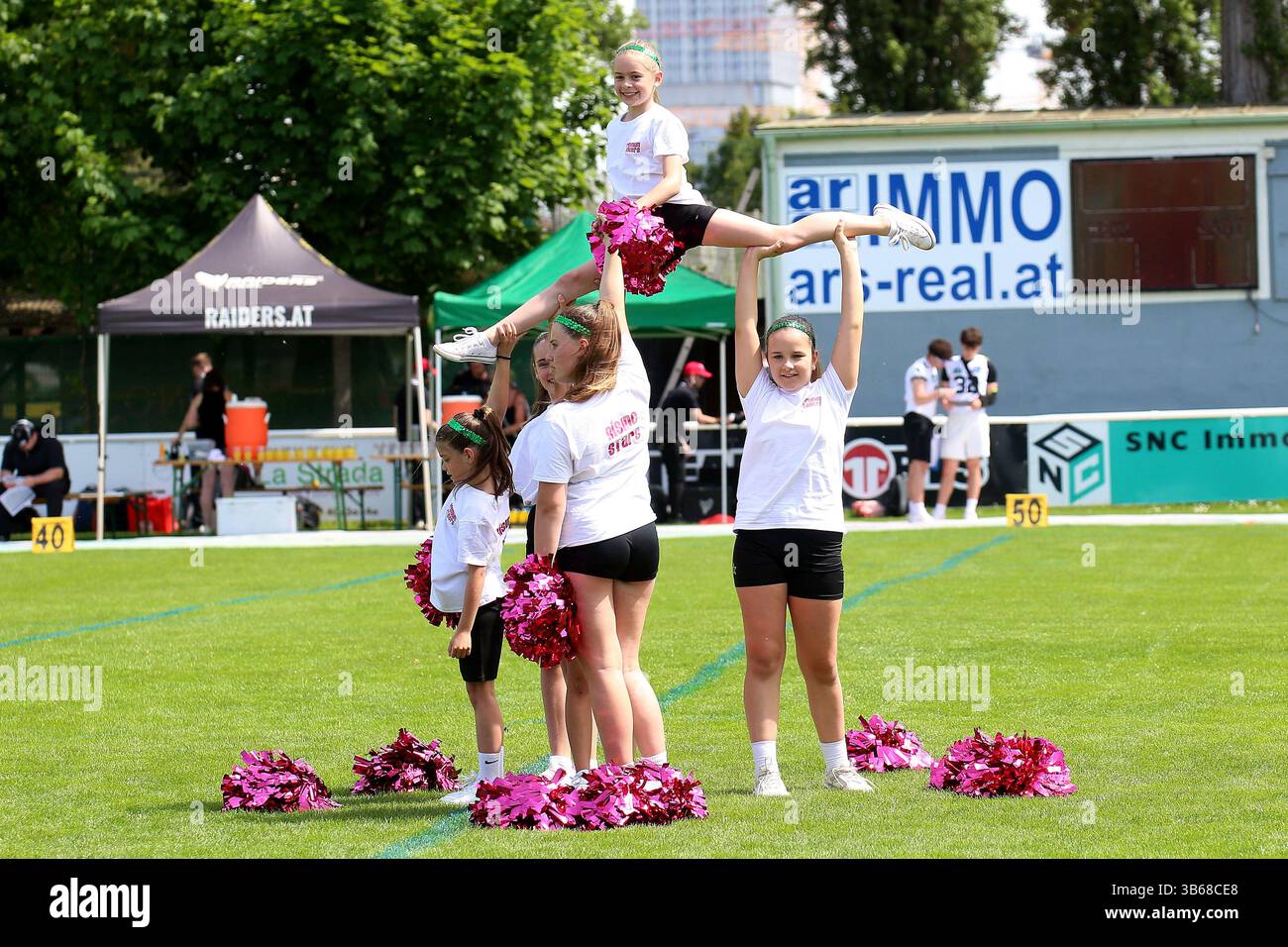 Vienna, Austria. 3 maggio 2025. VIENNA, AUSTRIA - 3 MAGGIO: Bambini cheerleaders durante il campionato AFL tra Danube Dragons e Swarco Raiders Tirol a Donaufeld Place il 3 maggio 2025 a Vienna, Austria.250503 SEPA 29 050 - 20250503 PD8700 credito: APA-PictureDesk/Alamy Live News Foto Stock