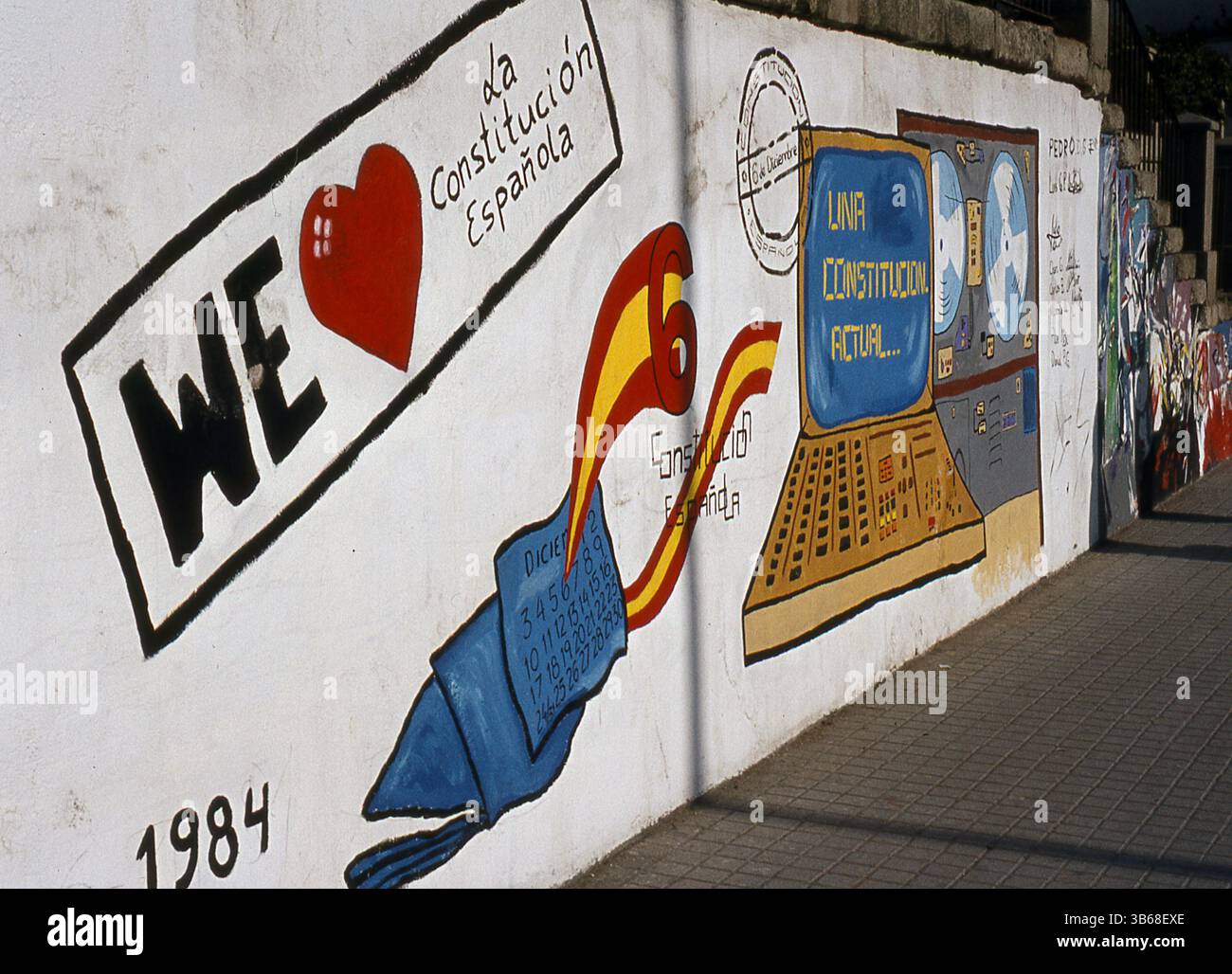 Murale di strada in Spagna che celebra la Costituzione spagnola del 1978 - con slogan - amiamo la Constitución Española - nella foto del 1984 Foto Stock