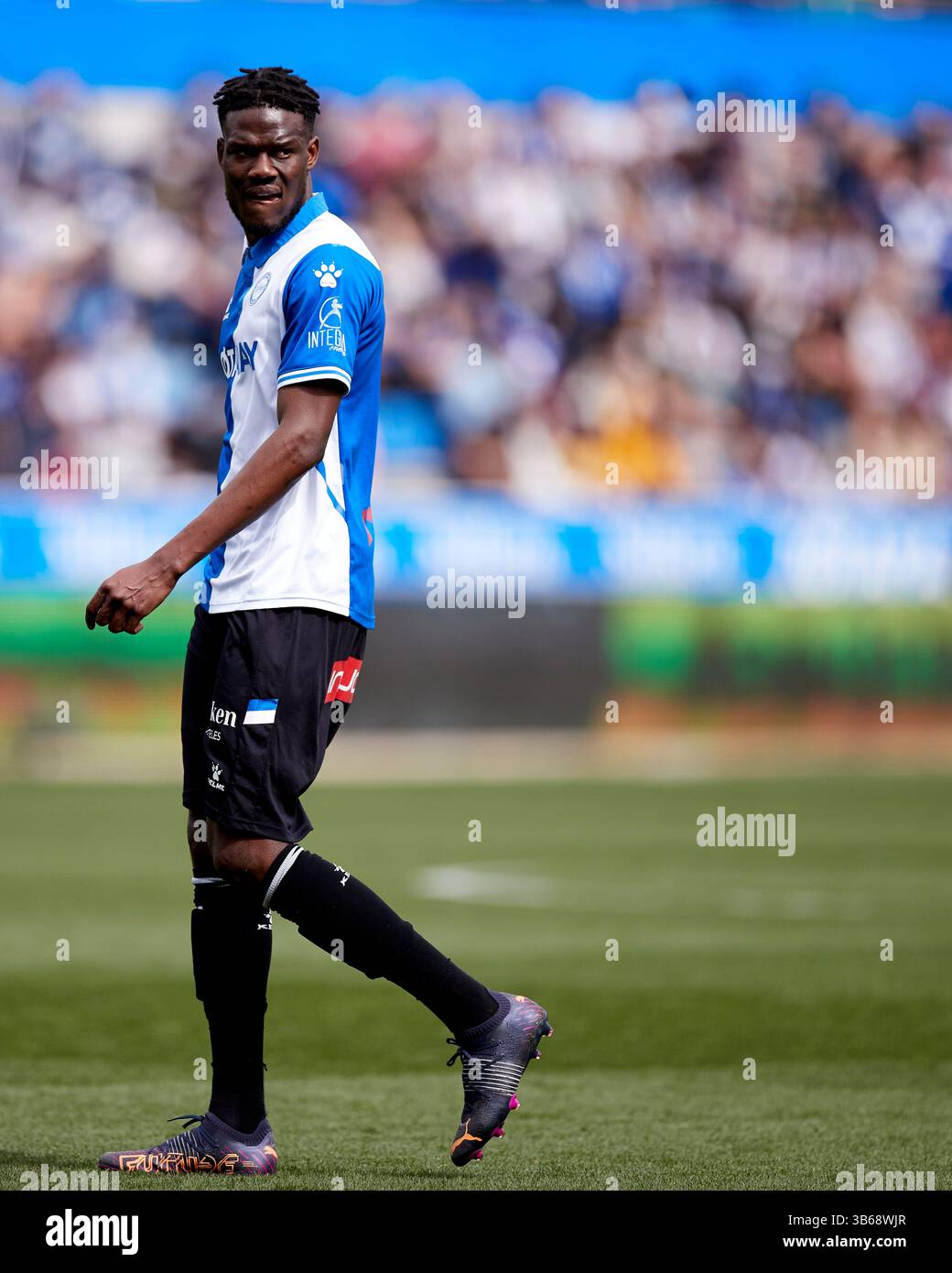 19 marzo 2022, VITORIA, ALAVA, SPAGNA: Mamadou Loum del Deportivo Alaves guarda durante la partita di campionato spagnolo della Liga tra il Deportivo Alaves e il Granada CF a Menddizorrotza il 19 marzo 2022, a Vitoria, Spagna. (Immagine di credito: © Ricardo Larreina/AFP7 via ZUMA Press Wire) Foto Stock