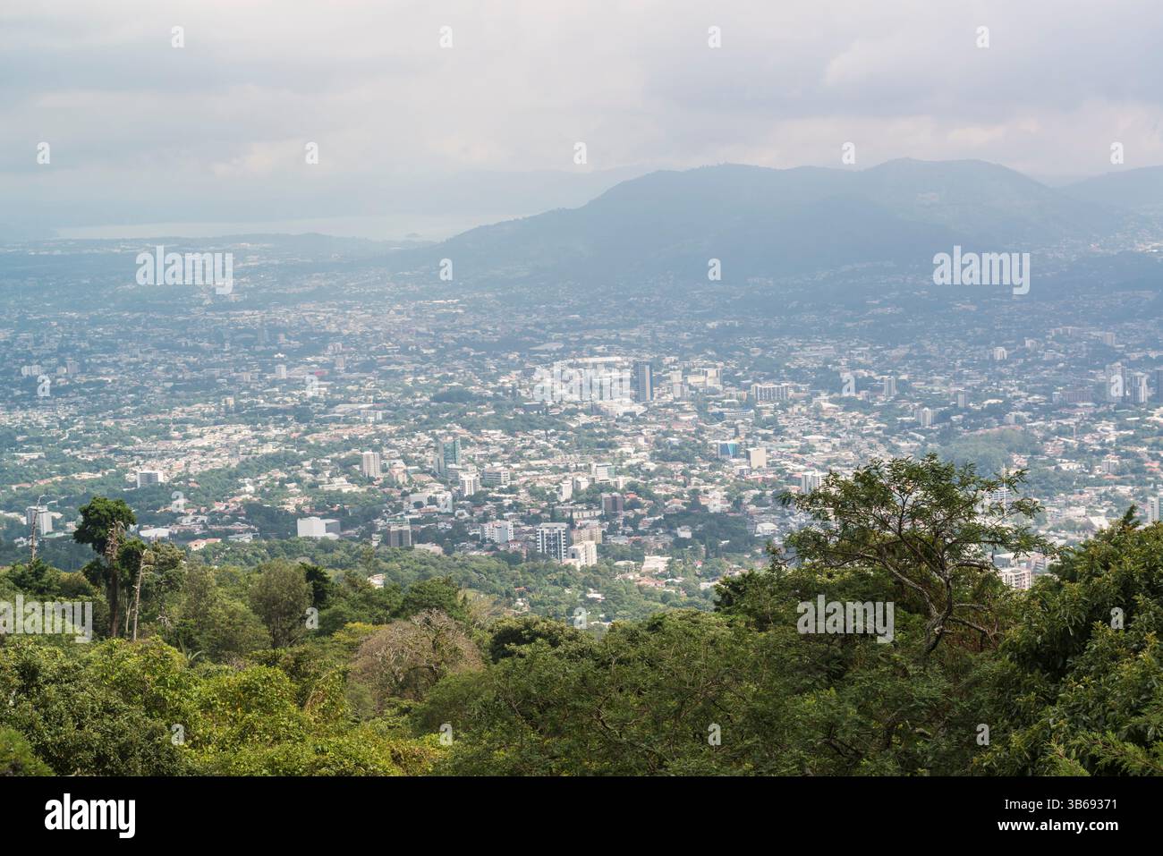 Vista dal pendio del vulcano San Salvador sulla città di San Salvador, El Salvador Foto Stock