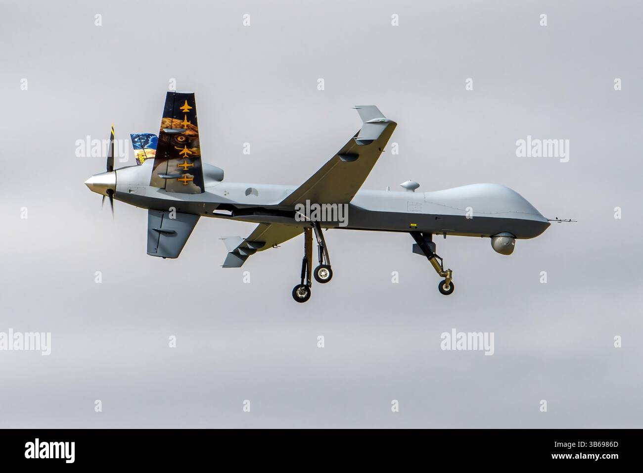 Un mq-9 Reaper della Royal Netherlands Air Force poco prima del touchdown. Foto Stock