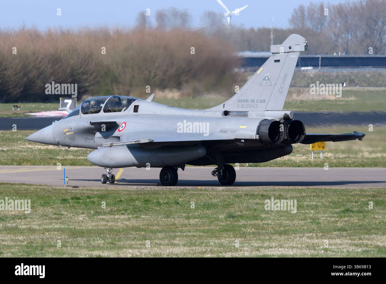 Una Rafale B dai taxi dell'aeronautica francese alla pista. Foto Stock