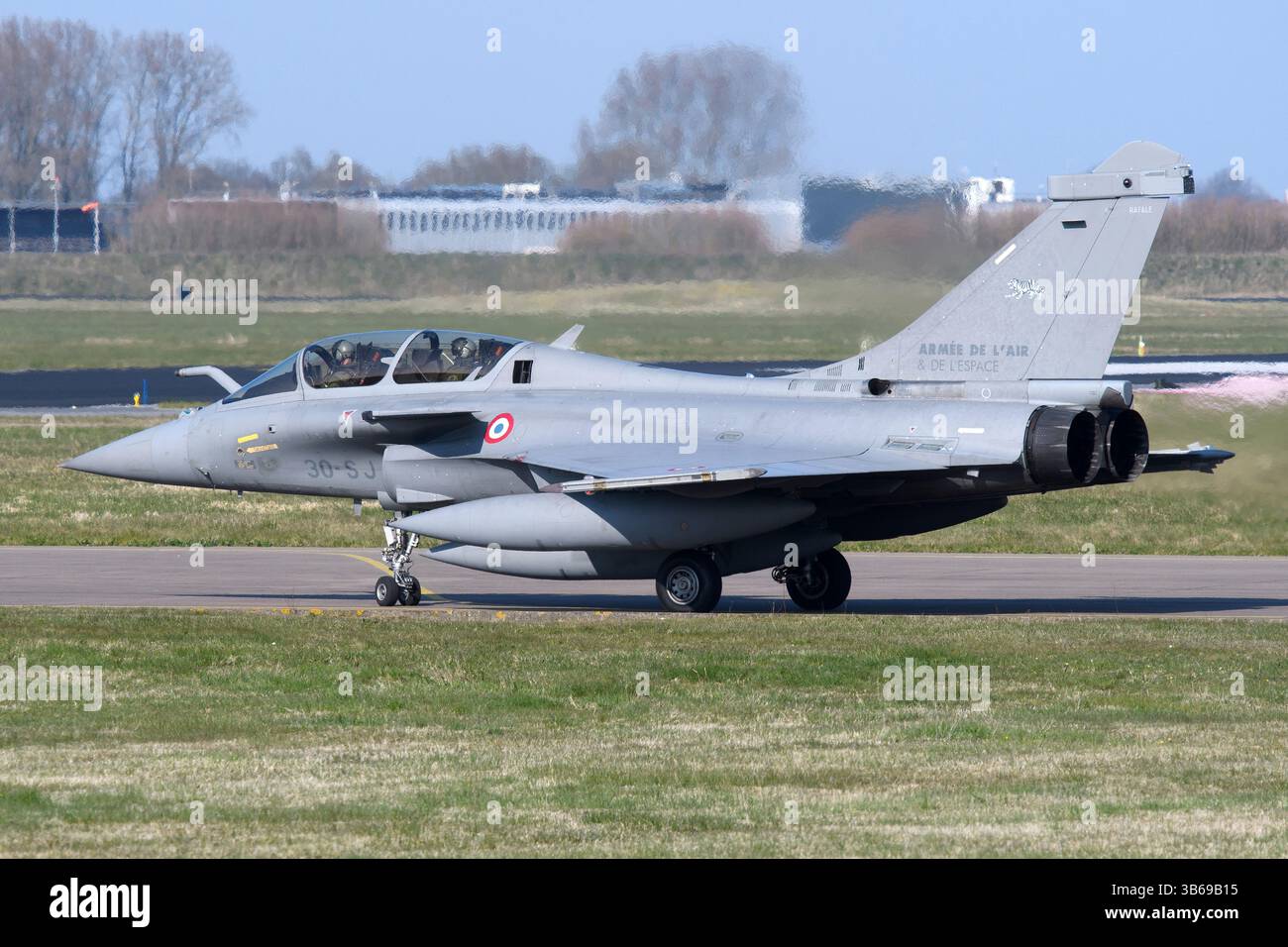 Una Rafale B dai taxi dell'aeronautica francese alla pista. Foto Stock