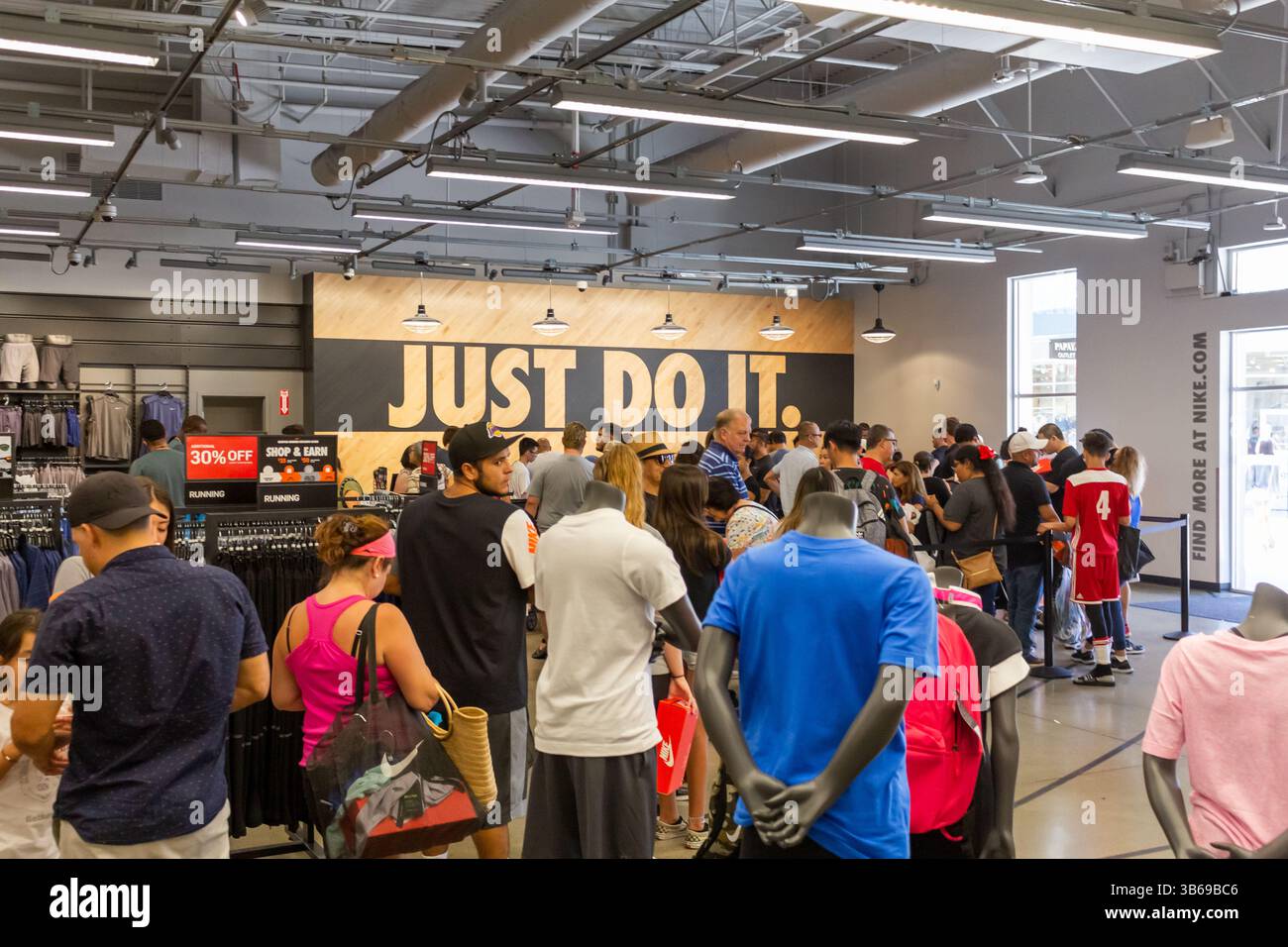 Orange, California, Stati Uniti - 08-10-2019: Una vista di una lunga fila di clienti attendono di elaborare i loro acquisti in un negozio Nike. Foto Stock