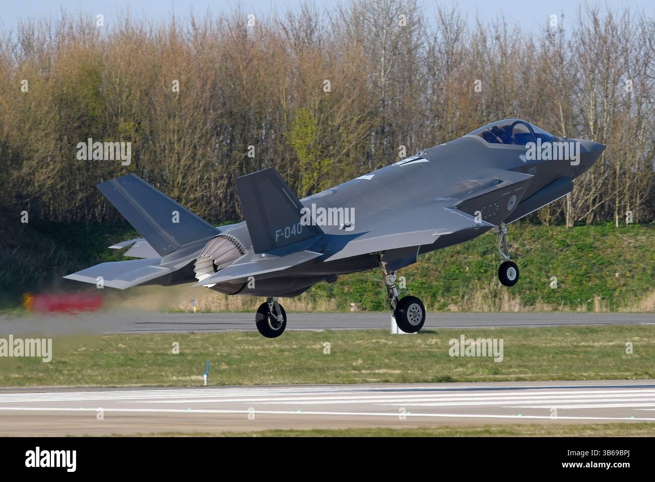 Un F-35A della Royal Netherlands Air Force atterra sulla pista. Foto Stock