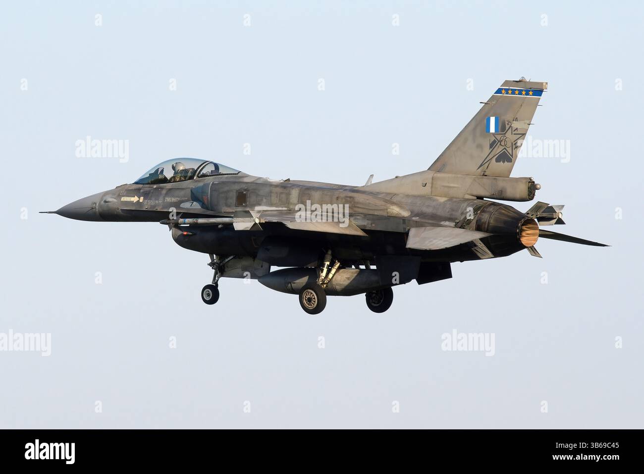 Un F-16C della Hellenic Air Force che torna alla base dopo una missione. Foto Stock