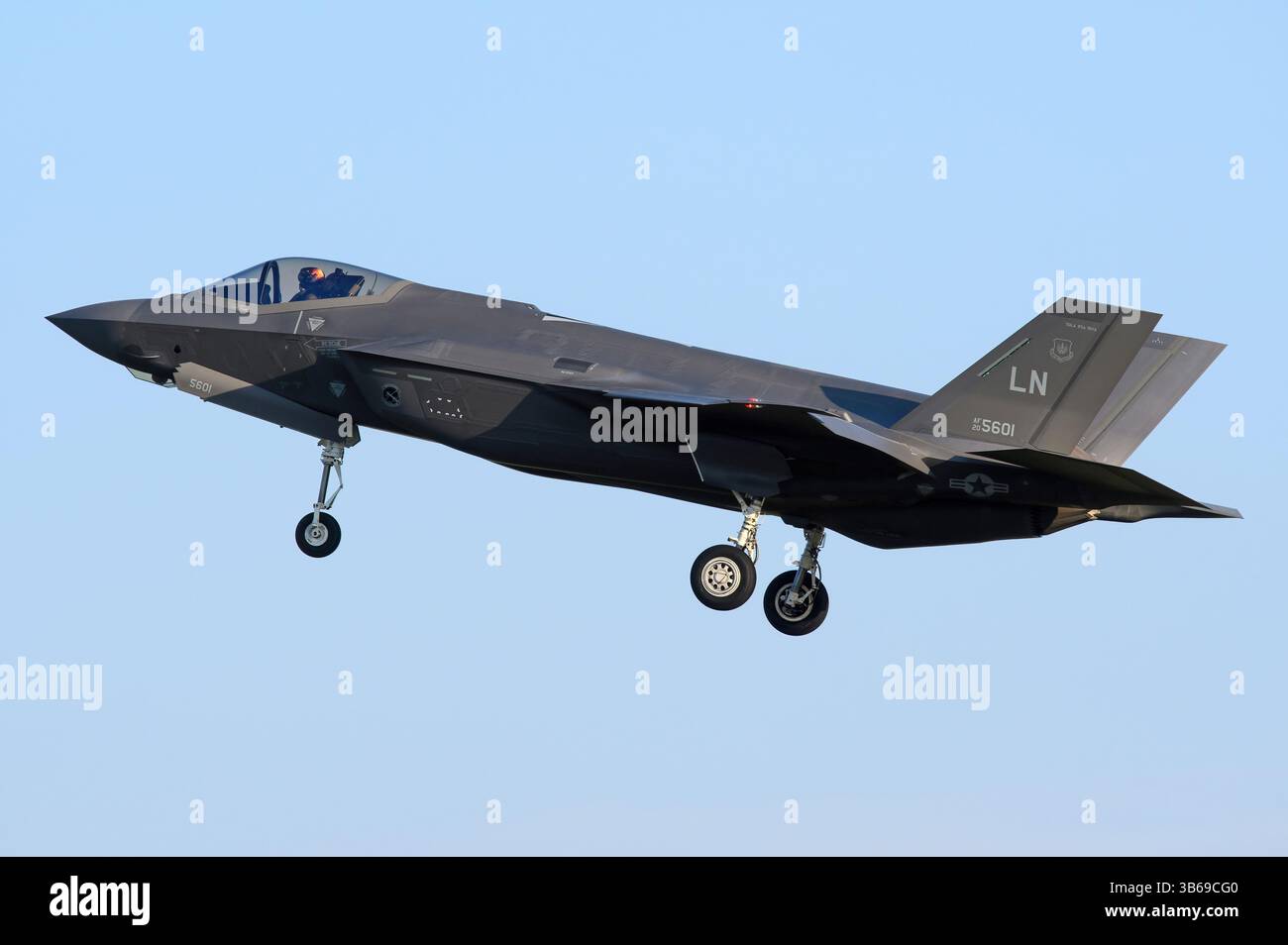 Un F-35A della U.S. Air Force con carrello di atterraggio esteso. Foto Stock
