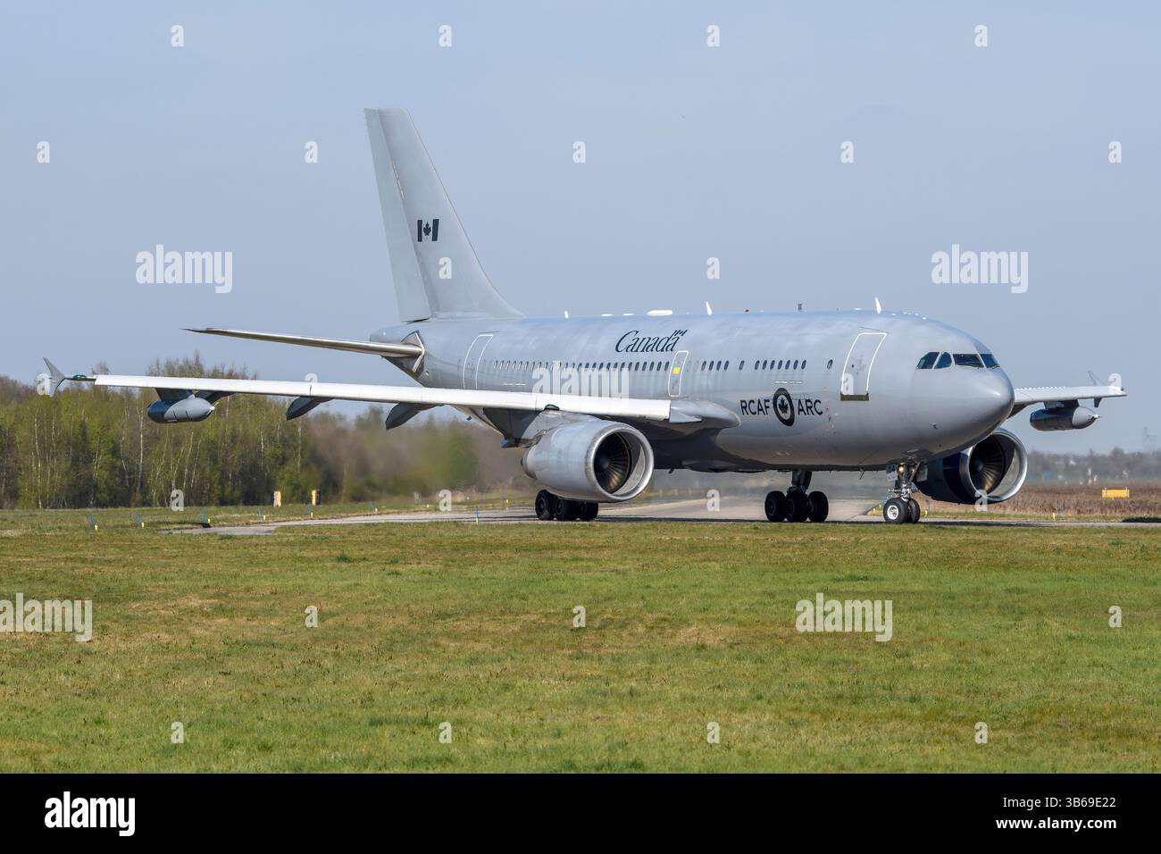Un CC-150T dei taxi della Royal Canadian Air Force della Eindohven Air base, Paesi Bassi. Foto Stock