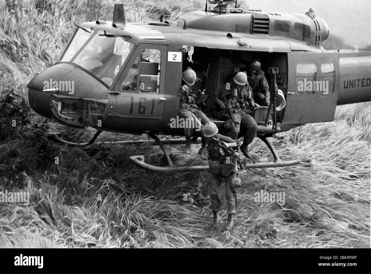 Le truppe fanno un assalto aereo da un UH-1 Huey negli altopiani centrali del Vietnam, 1967. Foto Stock