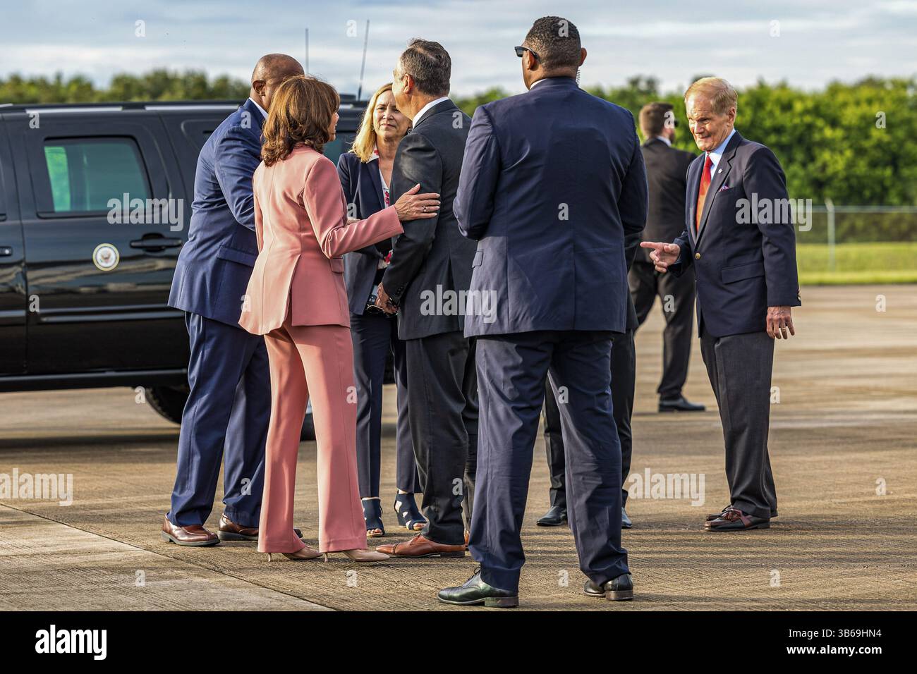 29 agosto 2022, Cape Canaveral, Florida, Stati Uniti: Bill Nelson, amministratore, National Aeronautics and Space Administration (NASA), colonnello (USAF, ritirato) Pam Melroy, vice amministratore, National Aeronautics and Space Administration (NASA), vice direttore del Kennedy Space Center Kelvin Manning e direttore del Kennedy Space Center Janet Petro salutano il vicepresidente degli Stati Uniti Kamala Harris e il secondo gentiluomo Douglas Emhoff per sbarcare Air Force Two dopo essere arrivati per vedere il lancio del agencyâ€™s Space Launch System in vista della missione spaziale Kennedy NASAâ™missione spaziale Foto Stock