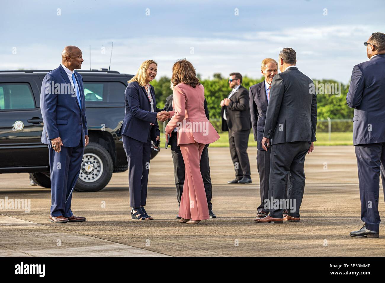 29 agosto 2022, Cape Canaveral, Florida, Stati Uniti: Bill Nelson, amministratore, National Aeronautics and Space Administration (NASA), colonnello (USAF, ritirato) Pam Melroy, vice amministratore, National Aeronautics and Space Administration (NASA), vice direttore del Kennedy Space Center Kelvin Manning e direttore del Kennedy Space Center Janet Petro salutano il vicepresidente degli Stati Uniti Kamala Harris e il secondo gentiluomo Douglas Emhoff per sbarcare Air Force Two dopo essere arrivati per vedere il lancio del agencyâ€™s Space Launch System in vista della missione spaziale Kennedy NASAâ™missione spaziale Foto Stock