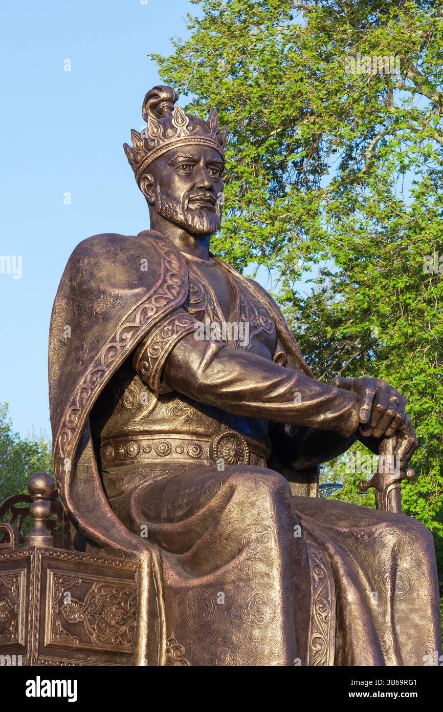 Monumento ad Amir Timur, noto anche come Tamerlano (1320-1405) a Samarcanda, Uzbekistan Foto Stock