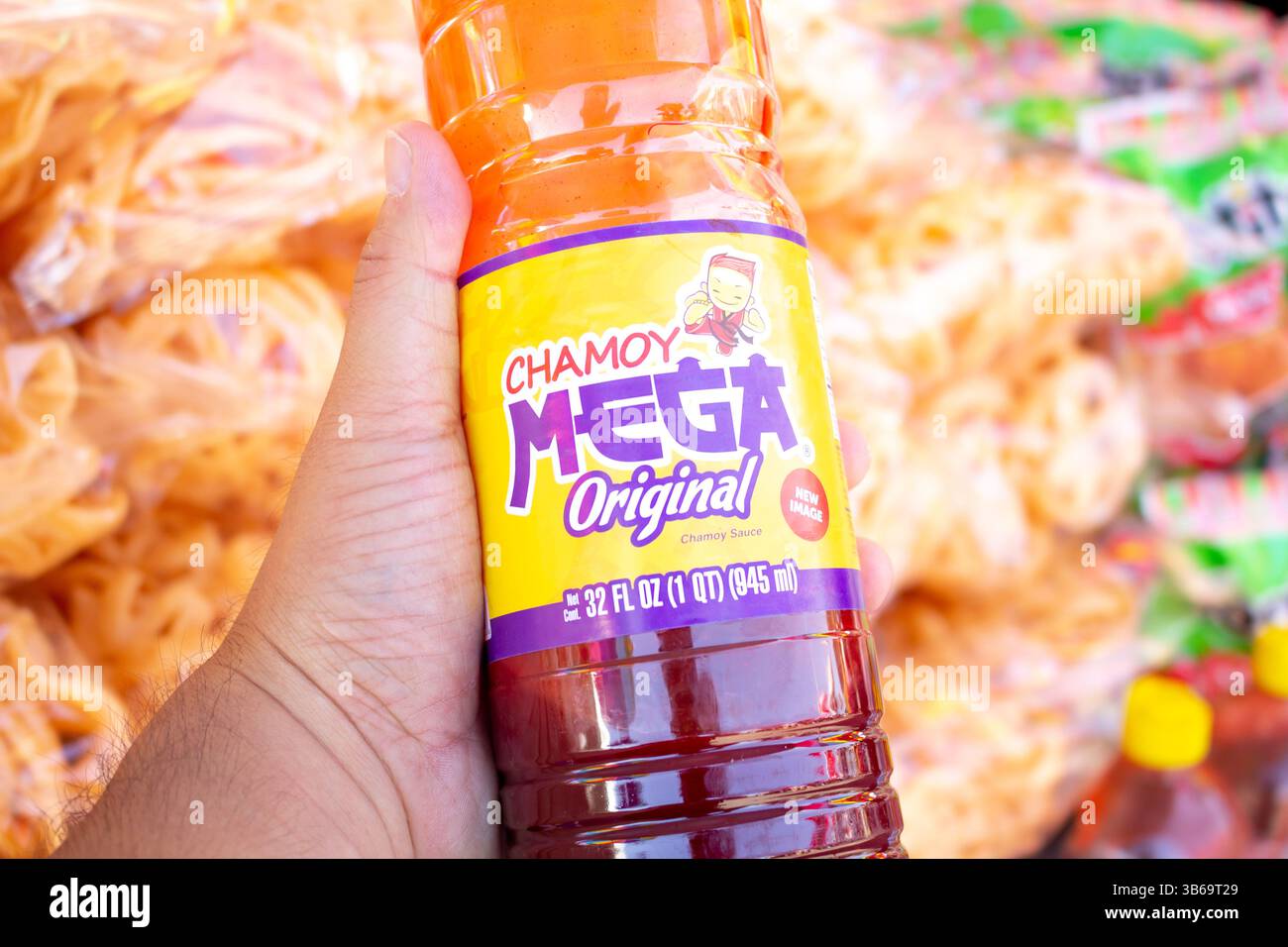 Los Angeles, California, Stati Uniti - 08-25-2019: Una vista di una mano che tiene una bottiglia di Chamoy Mega Original. Foto Stock