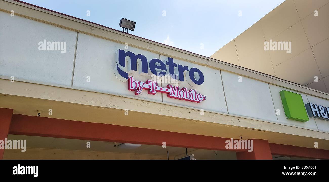 Los Angeles, California, Stati Uniti - 09-04-2019: Un cartello per il negozio di telefoni cellulari noto come Metro by T-Mobile. Foto Stock