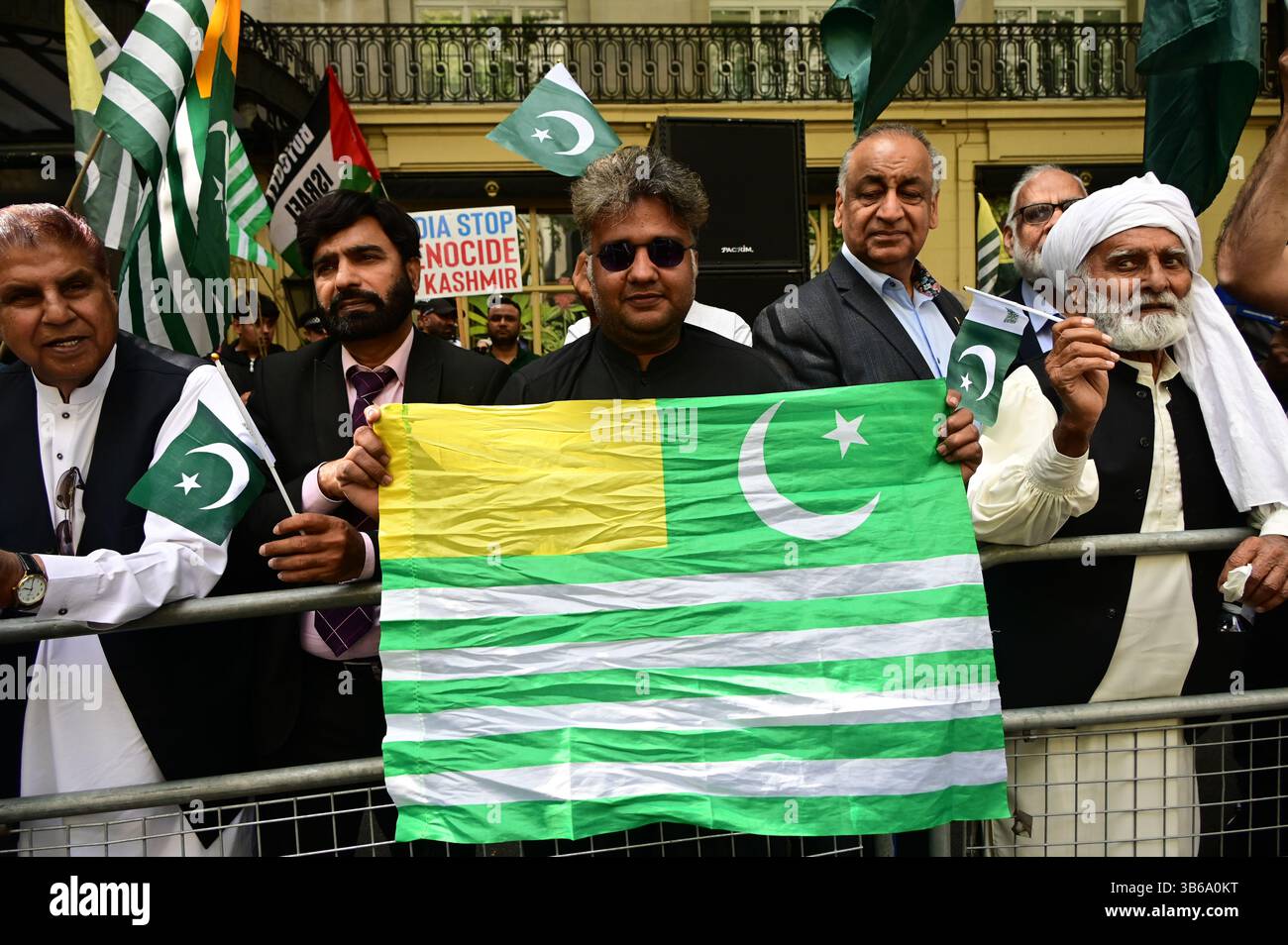 LONDRA, REGNO UNITO. 3 maggio 2025. Pakistan, Kashmir e Sikh protestarono contro il terrorismo sponsorizzato dallo stato indiano. I manifestanti sostengono che il regime modi in India ha effettuato un attacco di falsa bandiera sostenendo che si trattava di un attacco terroristico il 22 aprile 2025 a Pahalgam, Jammu e Kashmir. Inoltre, il regime modi in India sta violando il diritto internazionale interrompendo l'approvvigionamento idrico al Kashmir di fronte all'alta commissione indiana di Londra, Regno Unito. (Foto di 李世惠/SEE li/Picture Capital) credito: Vedi li/Picture Capital/Alamy Live News Foto Stock