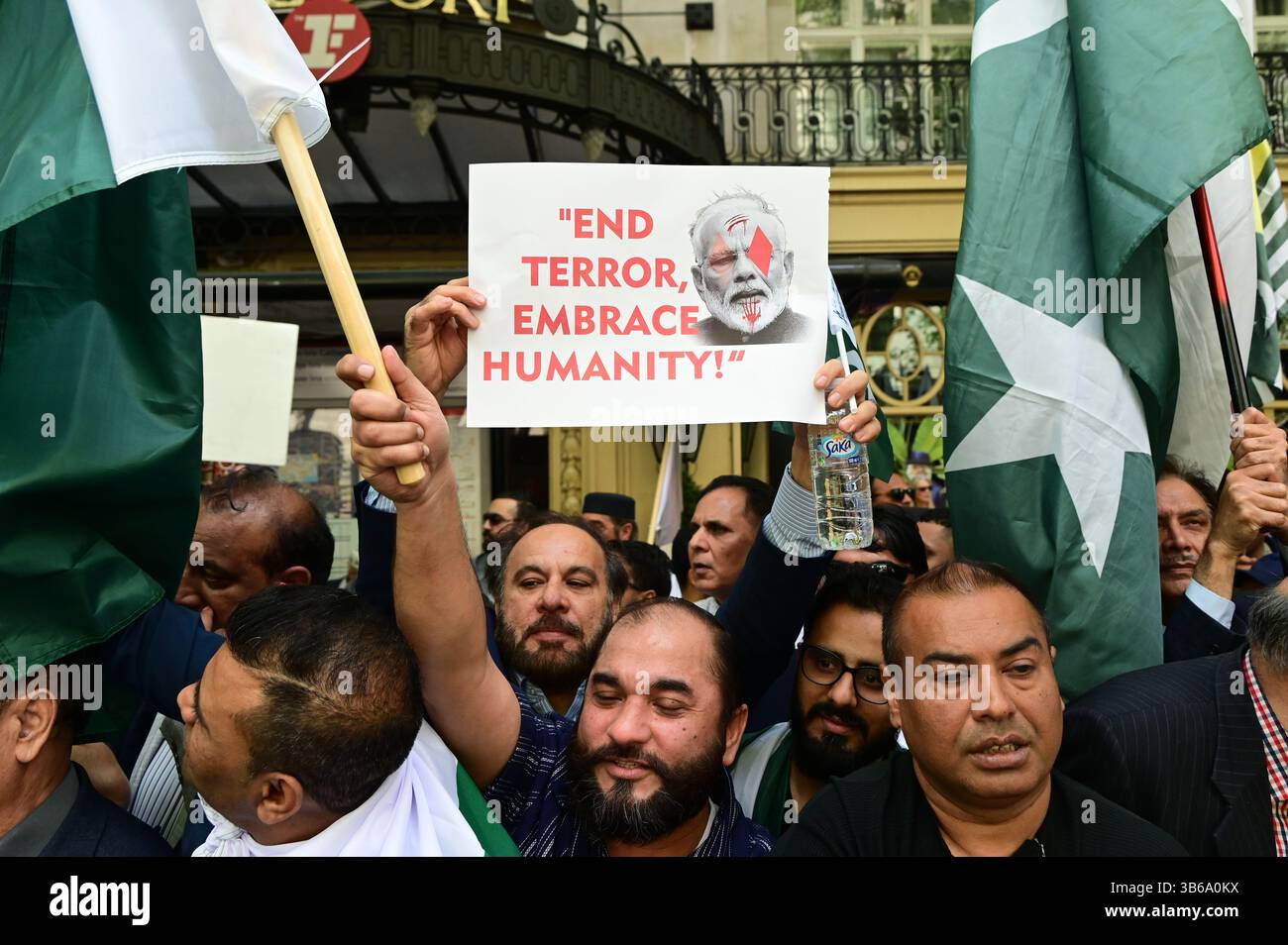 LONDRA, REGNO UNITO. 3 maggio 2025. Pakistan, Kashmir e Sikh protestarono contro il terrorismo sponsorizzato dallo stato indiano. I manifestanti sostengono che il regime modi in India ha effettuato un attacco di falsa bandiera sostenendo che si trattava di un attacco terroristico il 22 aprile 2025 a Pahalgam, Jammu e Kashmir. Inoltre, il regime modi in India sta violando il diritto internazionale interrompendo l'approvvigionamento idrico al Kashmir di fronte all'alta commissione indiana di Londra, Regno Unito. (Foto di 李世惠/SEE li/Picture Capital) credito: Vedi li/Picture Capital/Alamy Live News Foto Stock