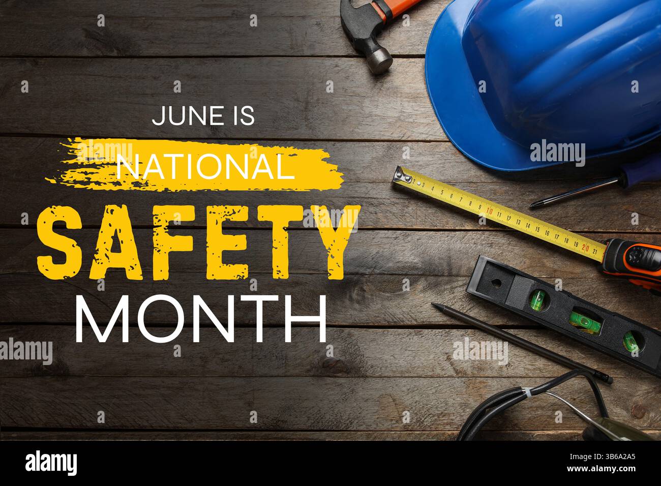 HardHat e strumenti su sfondo in legno. Poster per il mese della sicurezza nazionale Foto Stock