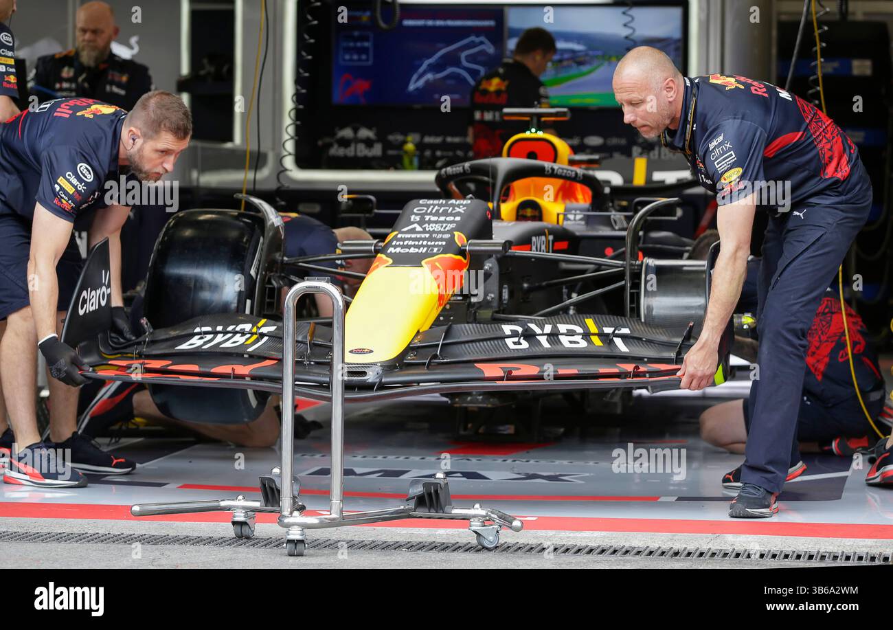 27 agosto 2022: I meccanici rimuovono il naso della Red Bull #1 Max Verstappen dalla vettura olandese prima della terza sessione di prove del Rolex Grand Prix di F1 del Belgio sul circuito di Spa-Francorchamps a Francorchamps, Belgio. Justin Cooper/CSM (immagine di credito: © Justin Cooper/CSM via ZUMA Press Wire) Foto Stock