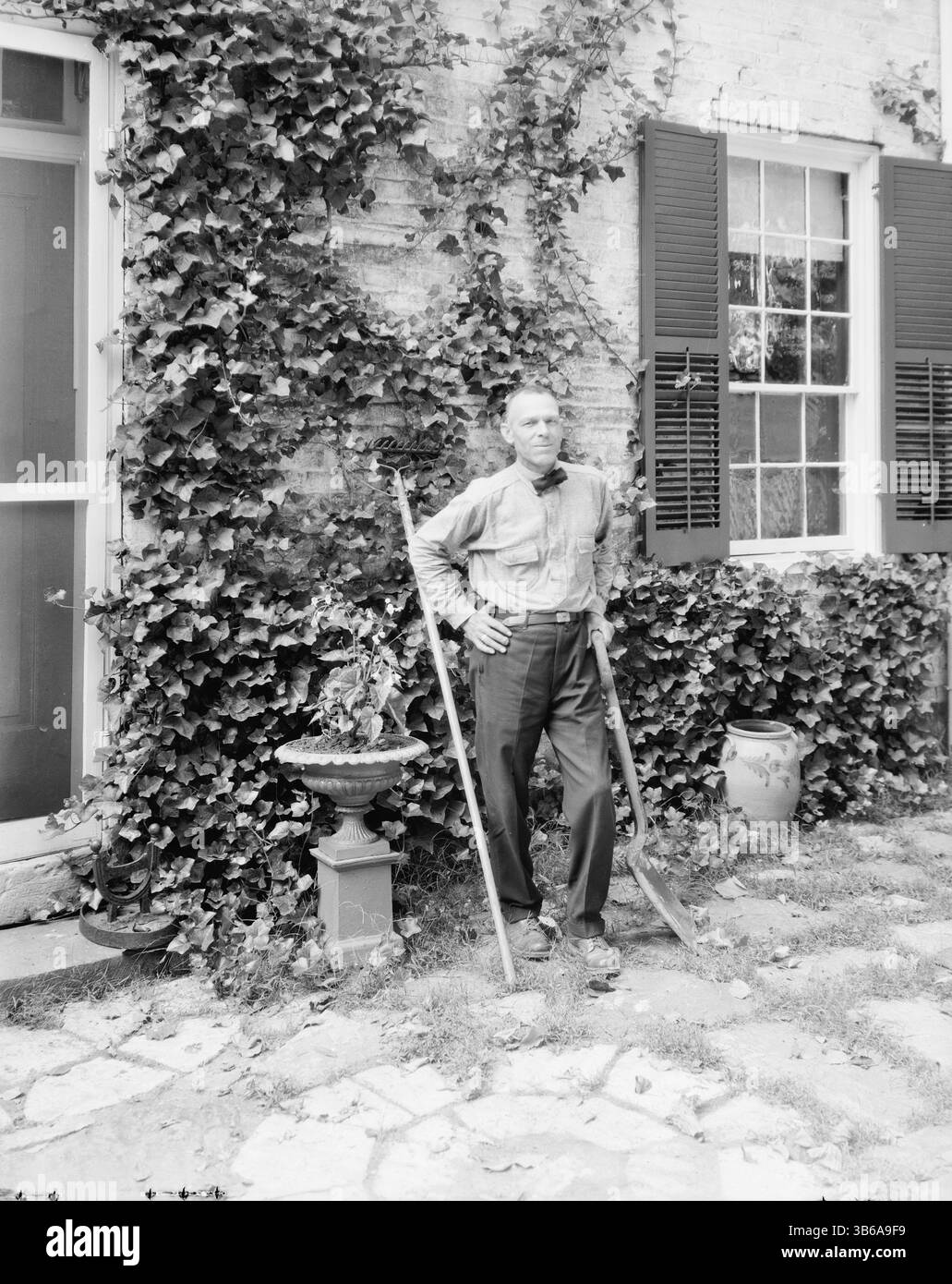 Giardiniere con attrezzature da lavoro, Fredericksburg, Virginia, circa 1930. Foto Stock