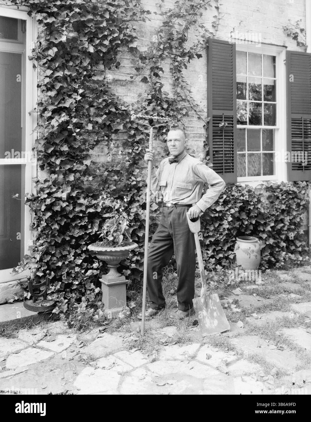 Giardiniere con attrezzature da lavoro, Fredericksburg, Virginia, circa 1930. Foto Stock