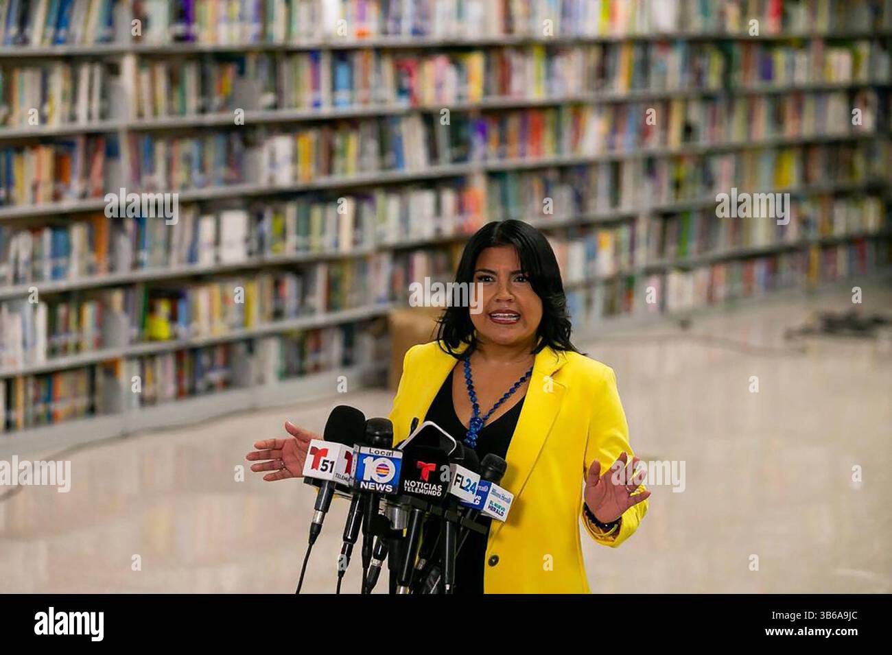 27 agosto 2022: Karla Hernandez-Mats, presidente della United Teachers of Dade e vicepresidente della American Federation of Teachers, parla durante una conferenza stampa alla Hialeah Middle Community School sabato 27 agosto 2022 a Hialeah, Florida. (Immagine di credito: © Matias J. Ocner/Miami Herald tramite ZUMA Press Wire) Foto Stock