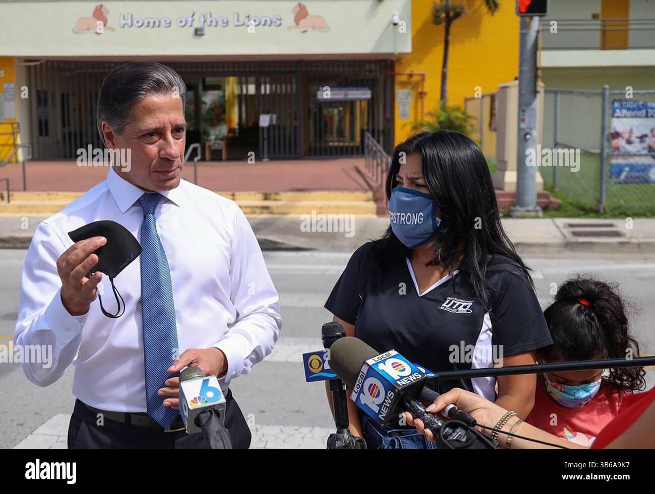 27 agosto 2022: Il sovrintendente delle scuole pubbliche della contea di Miami-Dade Alberto Carvalho, a sinistra, sottolinea l'importanza di indossare la maschera e vaccinare contro il COVID-19 come insegnanti Uniti del presidente di Dade Karla Hernandez-Mats e della figlia, Naomi Mats, 7 anni, ascolta il 7 settembre 2021, a Miami. (Immagine di credito: © Carl Juste/Miami Herald tramite ZUMA Press Wire) Foto Stock