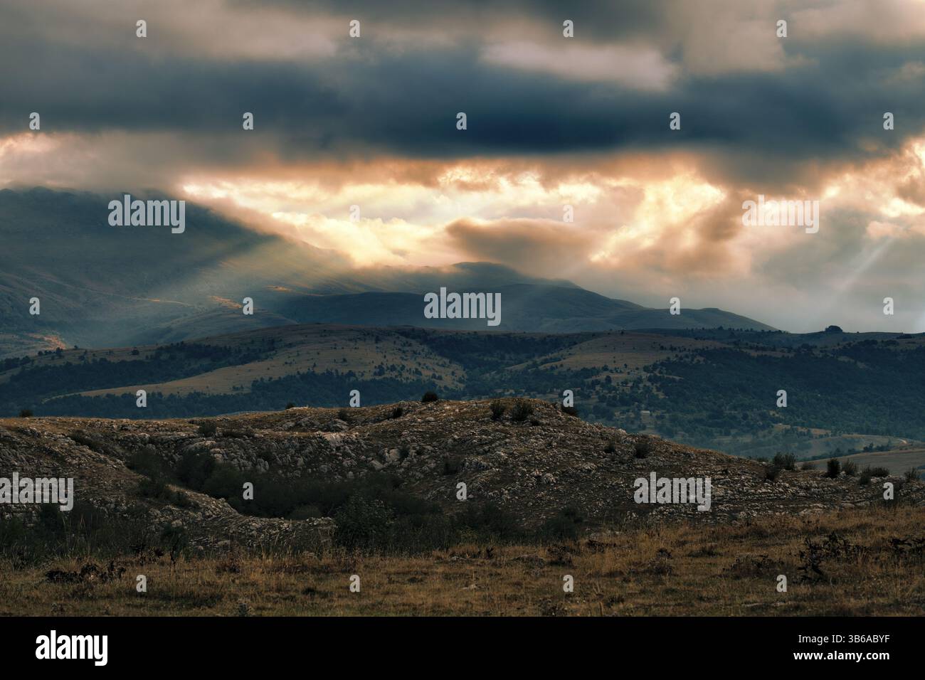 Paesaggio scuro con raggi di luce attraverso nuvole e motivi naturali, Gacko, Bosnia ed Erzegovina (2) Foto Stock