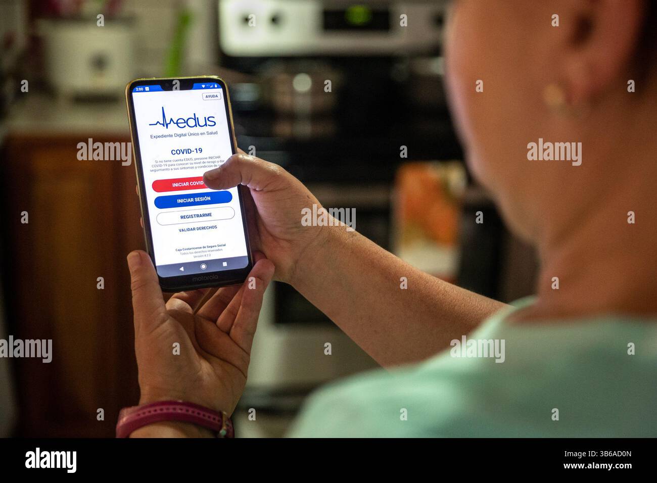 6 maggio 2020: 6/5/2020. San Isidro, Heredia. Ama de casa haciendo uso de la aplicaciÃÂ³n EDU (Expediente digital ÃÂºnico en salud), de la Caja Costarricense del Seguro Social que permite tener acceso a informaciÃÂ³n del expediente digital de los asegurados de la CCSS, ahora tambiÃÂ©n muestra informaciÃÂ³n del nivel de riesgo que tiene cada persona al coronavirus. Foto Jeffrey Zamora (immagine di credito: © Jeffrey Zamora/la Nacion via ZUMA Press) Foto Stock