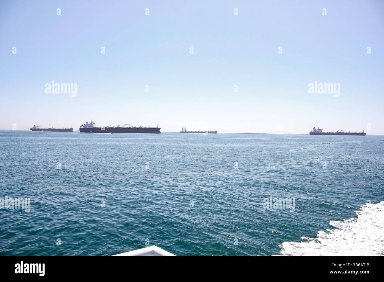 Una vista di diverse petroliere parcheggiate al largo della costa di Long Beach, California. Foto Stock