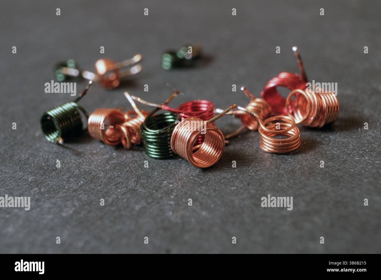 Induttori elettrici a nucleo d'aria realizzati in rame verniciato Foto Stock