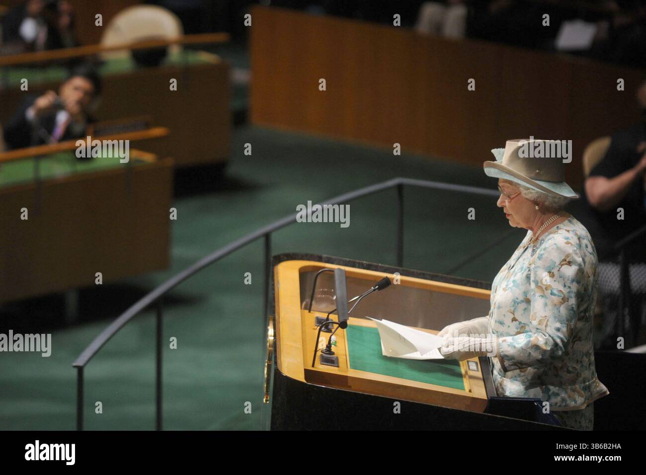 6 luglio 2010, Manhattan, New York, Stati Uniti d'America: NEW YORK - 06 LUGLIO: La regina Elisabetta II firma il libro dei visitatori mentre visita la sede delle Nazioni Unite il 6 luglio 2010 a New York. La regina Elisabetta II e il principe Filippo, duca di Edimburgo hanno appena completato un tour di otto giorni del Canada e la visita a New York è l'ultimo giorno prima che la coppia reale torni nel Regno Unito. Dopo una visita storica alle Nazioni Unite visiteranno Ground zero e il British Memorial Garden. La Regina si rivolse per l'ultima volta alle Nazioni Unite nel 1957 e sarà la prima volta che visiterà Ground zero..P Foto Stock