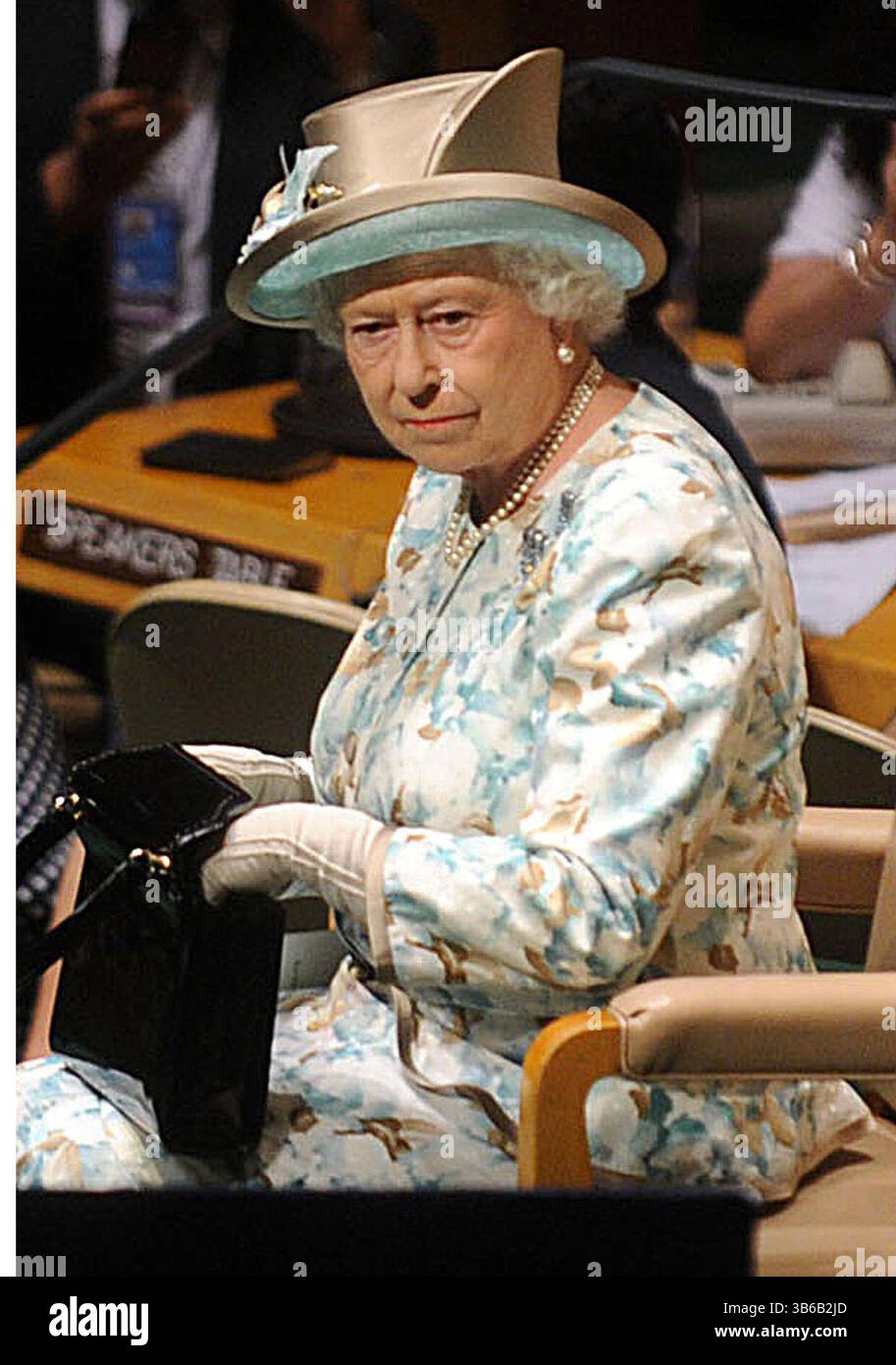 6 luglio 2010, Manhattan, New York, Stati Uniti d'America: NEW YORK - 06 LUGLIO: La regina Elisabetta II firma il libro dei visitatori mentre visita la sede delle Nazioni Unite il 6 luglio 2010 a New York. La regina Elisabetta II e il principe Filippo, duca di Edimburgo hanno appena completato un tour di otto giorni del Canada e la visita a New York è l'ultimo giorno prima che la coppia reale torni nel Regno Unito. Dopo una visita storica alle Nazioni Unite visiteranno Ground zero e il British Memorial Garden. La Regina si rivolse per l'ultima volta alle Nazioni Unite nel 1957 e sarà la prima volta che visiterà Ground zero..P Foto Stock