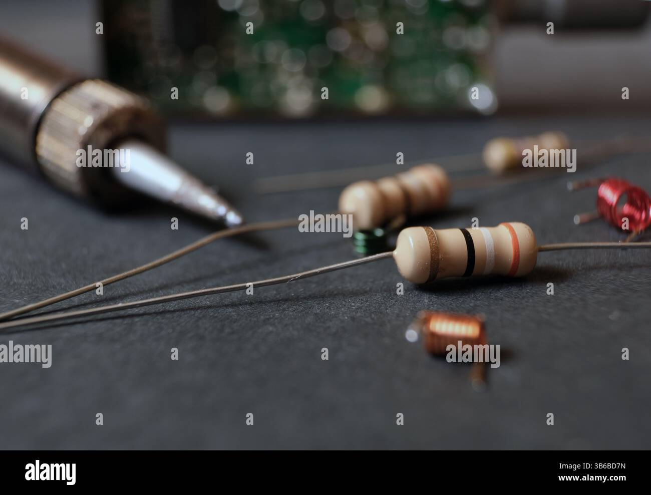 Banco da lavoro per componenti elettronici. Focalizzato sul resistore elettrico. Foto Stock